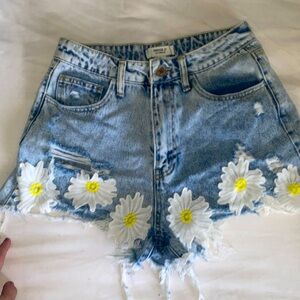 Forever 21 DAISY 🌼 EMBROIDERED CUT OFFS! Sold out NEW